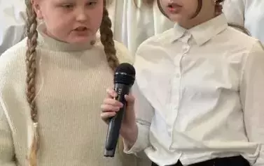 Dwie dziewczynki śpiewają piosenkę