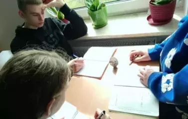 Uczniowie rozwiązujący wsp&oacute;lnie zadania