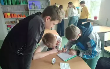 Uczniowie rozwiązują zadanie