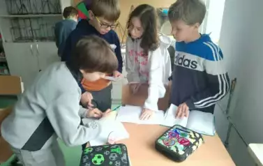 Uczniowie rozwiązują zadania