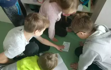 Uczniowie rozwiazujący zadanie