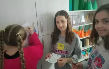 Uczniowie rozwiazujący zadanie.