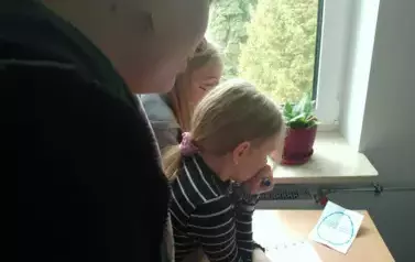 Uczniowie rozwiązujący zadania
