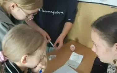Uczniowie rozwiązujący zadania.