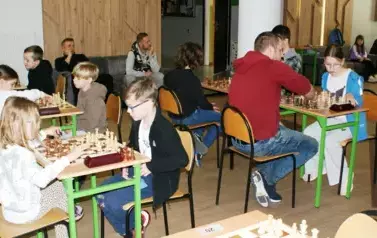 Uczniowie grają w szachy podczas turnieju
