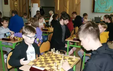 Uczestnicy turnieju szachowego rozgrywają partię szach&oacute;w