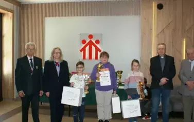 Zwycięzcy turnieju szachowego pozują do zdjęcia