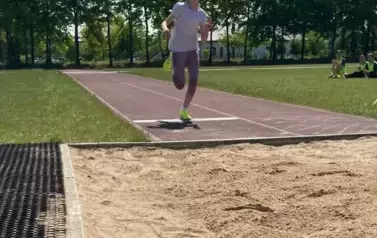 Dziewczynka podczas skoku w dal