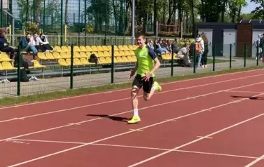 Uczeń podczas biegu na stadionie