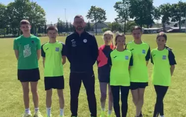 Szkolna reprezentacja sportowa z trenerem