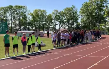 Uczestnicy zawod&oacute;w sportoweych na stadionie