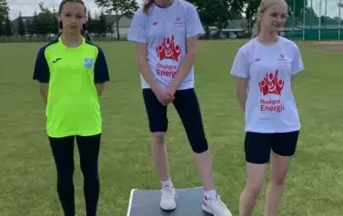 Dziewczynki podczas wręczania nagr&oacute;d w zawodach sportowych