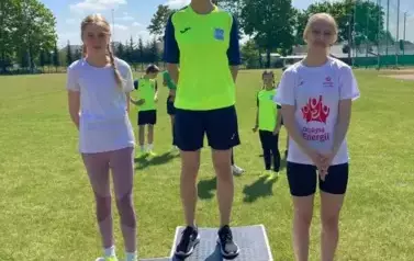 Dziewczynki na podium podczas zawod&oacute;w sportowych