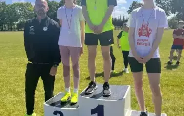 Zwycięzcy zawod&oacute;w sportowych na podium