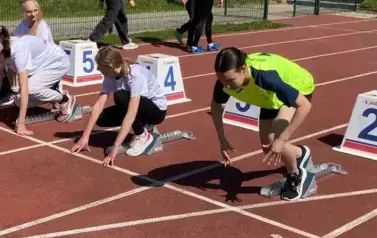 Uczennice startują w biegu na stadionie