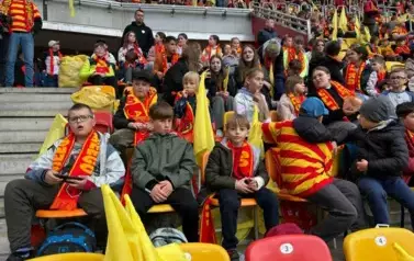 Uczniowie na trybunach stadionu Jagielloni Białystok