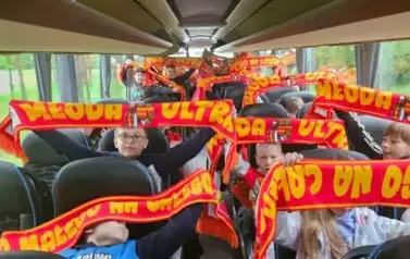 Młodzi kibice ze szkoły w Mielniku w drodze na mecz