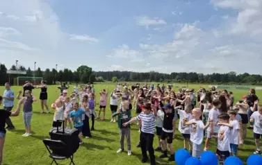 Uczniowie szkoły podsatwowej podczas zumby
