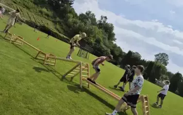 Chłopcy na torze przeszk&oacute;d na staionie w Mielniku