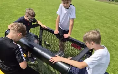 Chłopcy grają w stolikową piłkę nożną