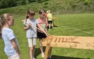 Dziewczynki z klasy trzeciej grają w mini bilarda