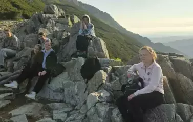 Uczniowie z wychowawczynią podczas kr&oacute;tkiego odpoczynku na trasie na Giewont