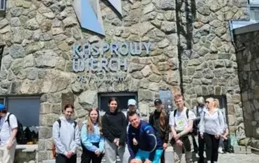 Uczniowie na tle schroniska na Kasprowym Wierchu