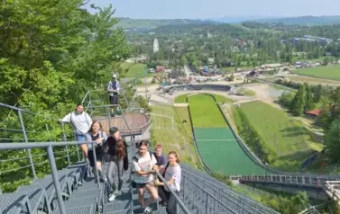 Uczniowie na trybunach skoczni