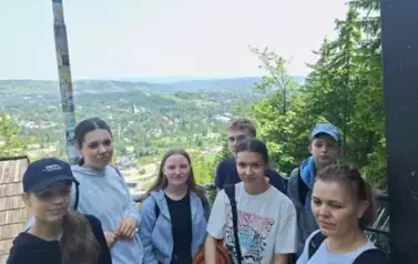 Uczniowie na szczycie skoczni Wielka Krokiew