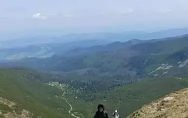Dwoje uczni&oacute;w na szlaku, w tle piękne widoki