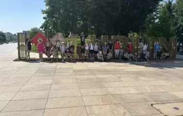 Uczniowie pozują na  tle napisu I Love Lublin
