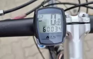 Licznik rowerowy wskazującyb przejechanie tracy długości 60km