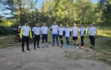 Grupa os&oacute;b w sportowych strojach