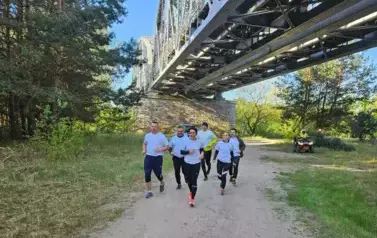 Grupa os&oacute;b rozpoczynająca bieg na 60 km
