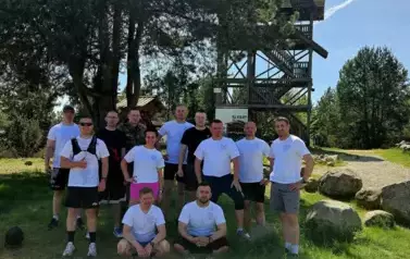 Grupa biegaczy przy wieży widokowiej