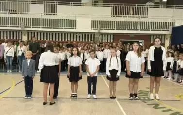 Uczniowie składają meldunek podczas rozpoczęcia roku szkolnego