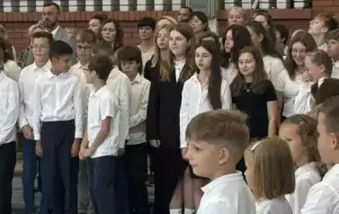 Grupa uczni&oacute;w ubranych na galowo