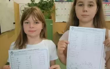 Uczennice prezentują swoje wykonane zadanie
