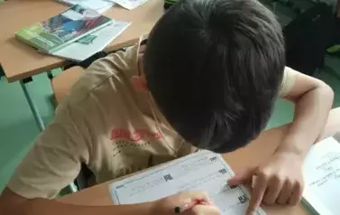 Uczniowie rozwiązują zadania matematyczne