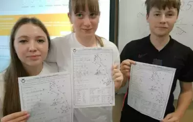 Uczniowie prezentują swoje wykonane zadanie