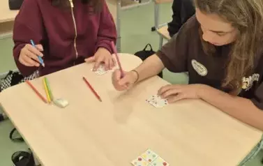 Dziewczynki rozwiązują sudoku z kropkami