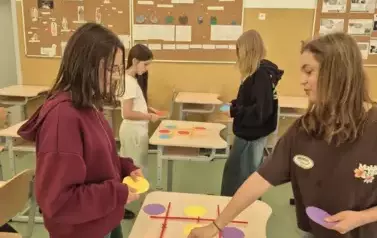 Uczennice klasy piątek grają w grę k&oacute;łko-krzyżyk