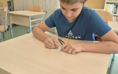 Chłopiec rozwiązuje sudoku z k&oacute;łkami