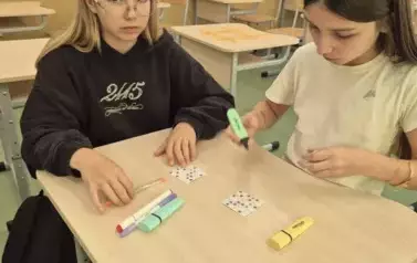 Dziewczynki grają w sudoku