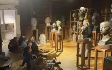 Uczestnicy wycieczki przygladają się rzeźbom