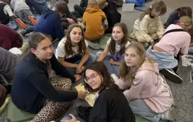 Uczennice pozują do zdjęcia podczas układania puzzli