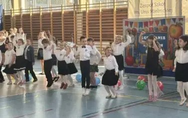 Uczniowie tańczą podczas występu