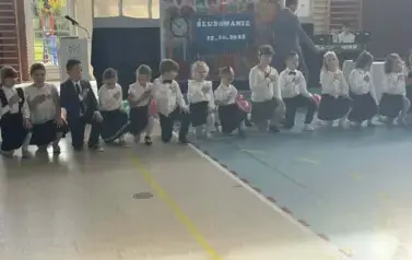 Uczniowie klasy pierwszej składają ślubowanie