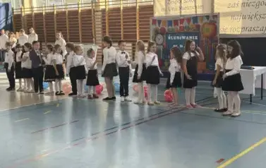 Grupa pierwszoklasist&oacute;w tańczy podczas występu