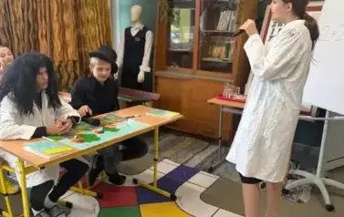 Uczniowie podczas scenki przedstawiającej lekcję chemii